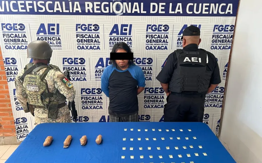 En Acatlán de Pérez Figueroa ejecutan cateo en una casa contra narcomenudeo; detienen a hombre y aseguran drogra