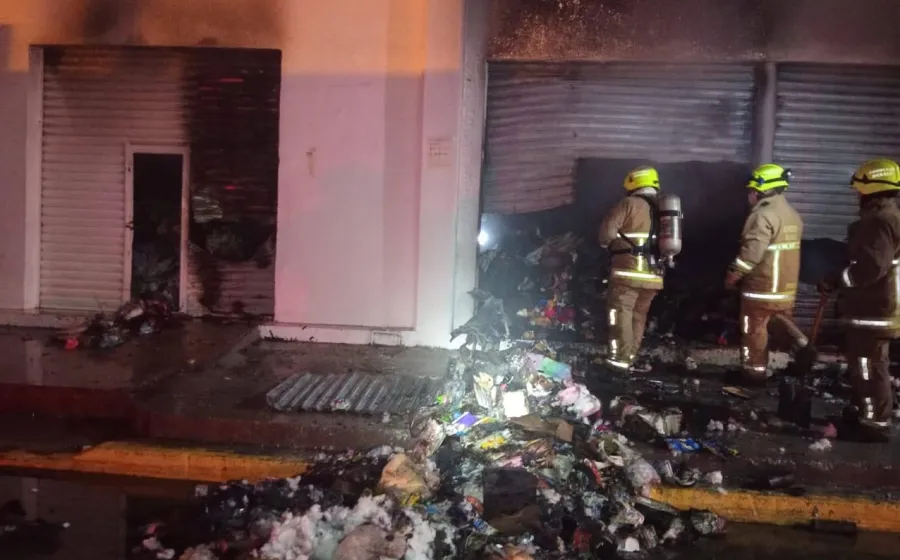 Respecto al incendio ocurrido la madrugada de este viernes, 4 de julio de 2025, en el Centro de Juchitán de Zaragoza, la Fiscalía General del Estado de Oaxaca (FGEO) descartó que se trate de una agresión o ataque a este inmueble, luego de realizar los primeros peritajes y trabajos ministeriales. En tanto que, la FGEO ya estableció contacto con la persona propietaria del local comercial localizado en la avenida Efraín R. Gómez, en el Centro de Juchitán, quien confirmó que no ha recibido ningún tipo de