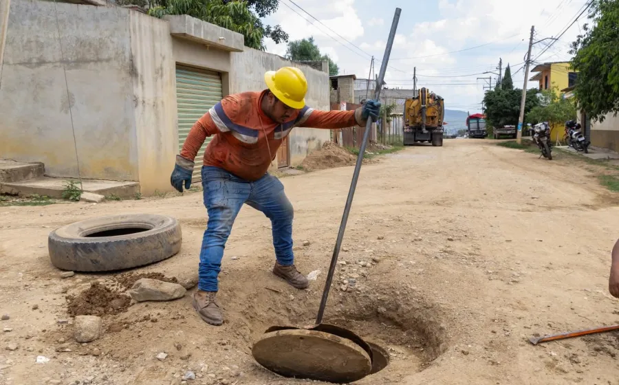 Continúan labores de desazolve en la Agencia de Pueblo Nuevo como parte del programa “Destape al Drenaje”
