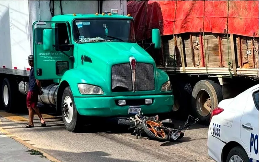 Accidente en carretera rumbo al Aeropuerto; sin lesionados