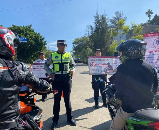 Promueve Policía Vial Estatal cultura de prevención y seguridad a motociclistas en la carretera Oaxaca-Ixtlán